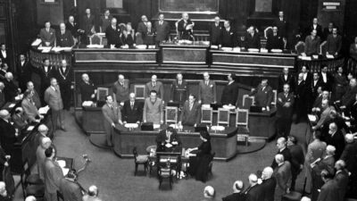 Copertina di Morsi, pugni, lanci di oggetti contro il Presidente del Senato: la “legge truffa” del 1953 e il dibattito parlamentare più violento della storia d’Italia