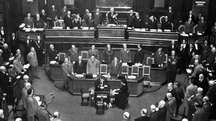 Morsi, pugni, lanci di oggetti contro il Presidente del Senato: la “legge truffa” del 1953 e il dibattito parlamentare più violento della storia d’Italia