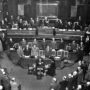 Copertina di Morsi, pugni, lanci di oggetti contro il Presidente del Senato: la “legge truffa” del 1953 e il dibattito parlamentare più violento della storia d’Italia