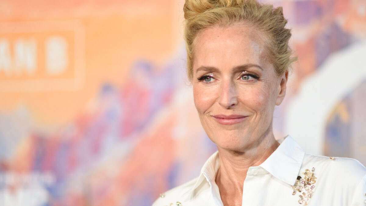 “Da giovane ho avuto relazioni con donne. Ho avuto un fidanzato che l’ha scoperto e mi ha lasciata. Non sono una grande ‘flirtatrice’, non sono brava”: così Gillian Anderson