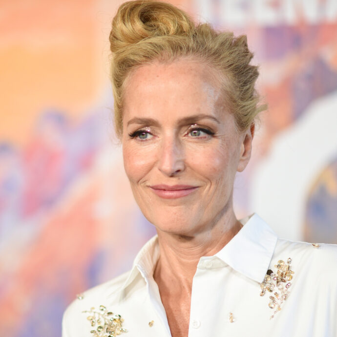 “Da giovane ho avuto relazioni con donne. Ho avuto un fidanzato che l’ha scoperto e mi ha lasciata. Non sono una grande ‘flirtatrice’, non sono brava”: così Gillian Anderson