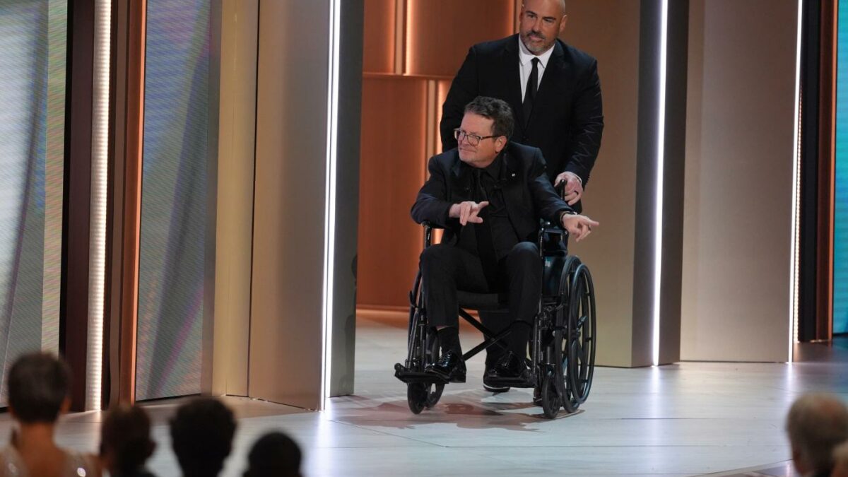 “Accettare il Parkinson non significava arrendermi”: Michael J. Fox commuove agli Emmy Awards. La storia dell’attore e della malattia che ha cambiato la sua vita