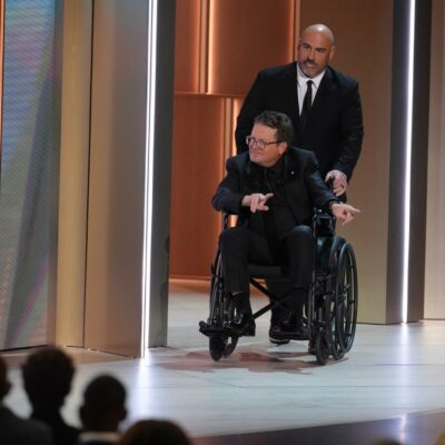 Copertina di “Accettare il Parkinson non significava arrendermi”: Michael J. Fox commuove agli Emmy Awards. La storia dell’attore e della malattia che ha cambiato la sua vita
