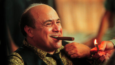 Copertina di “Crudité e cocaina alle nostre feste selvagge dopo il lavoro”: Danny DeVito racconta i party con le più grandi star di Hollywood e della musica