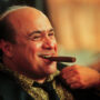 Copertina di “Crudité e cocaina alle nostre feste selvagge dopo il lavoro”: Danny DeVito racconta i party con le più grandi star di Hollywood 
