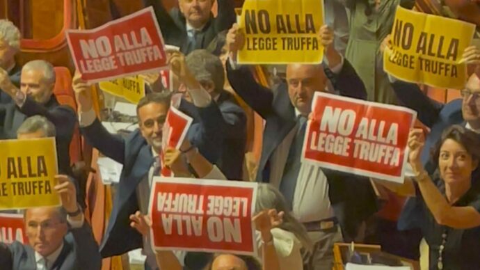 Legge elettorale, via libera del Senato con 113 sì (tra le proteste). M5s: “È legge truffa”. Pd: “Cambiano regole per paura di perdere”. Ora torna alla Camera