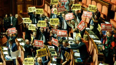 Copertina di Via libera del Senato con 113 sì (tra le proteste). M5s: “È legge truffa”. Pd: “Cambiano regole per paura di perdere”. Ora il testo torna alla Camera