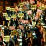 Copertina di Legge elettorale, via libera del Senato con 113 sì (tra le proteste). M5s: “È legge truffa”. Pd: “Cambiano regole per paura di perdere”. Ora il testo torna alla Camera