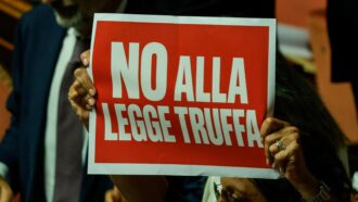 Al Senato le proteste delle opposizioni con cartelli in Aula prima del voto