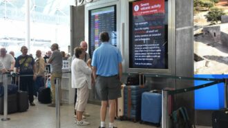Copertina di L’Etna blocca ancora l’aeroporto di Catania: voli sospesi a causa della cenere vulcanica