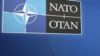 Copertina di Nato, ufficiale della Marina spagnola sospeso dopo una relazione con una presunta spia russa: la donna era entrata nella base militare