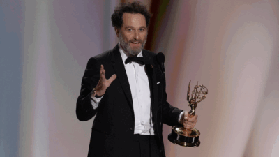 Copertina di Emmy Awards, il trionfo di “Widow’s Bay” con 14 statuette. Matthew Rhys scrive la storia: è il primo attore a vincere 2 premi da protagonista insieme per serie diverse