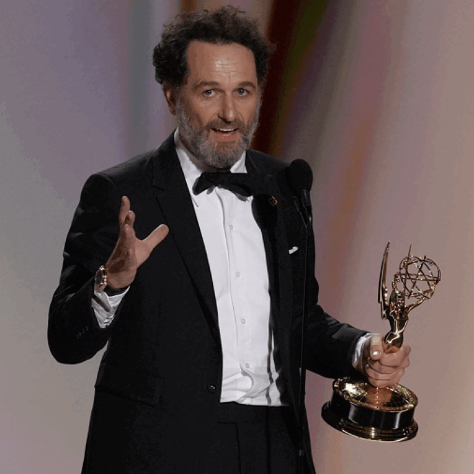 Emmy Awards, il trionfo di “Widow’s Bay” con 14 statuette. Matthew Rhys scrive la storia: è il primo attore a vincere 2 premi da protagonista insieme per serie diverse