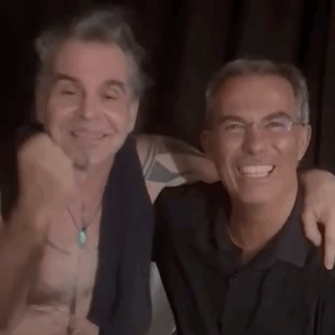 “È un capolavoro”: Piero Pelù reinventa la sigla di “diMartedì” e Giovanni Floris si complimenta – VIDEO