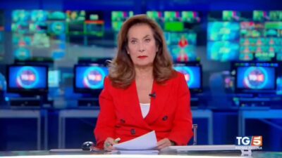 Copertina di “Mi scuso per un attimo di riflessione non prevista”: Cesara Buonamici apre il Tg5 in silenzio, non sa di essere in onda