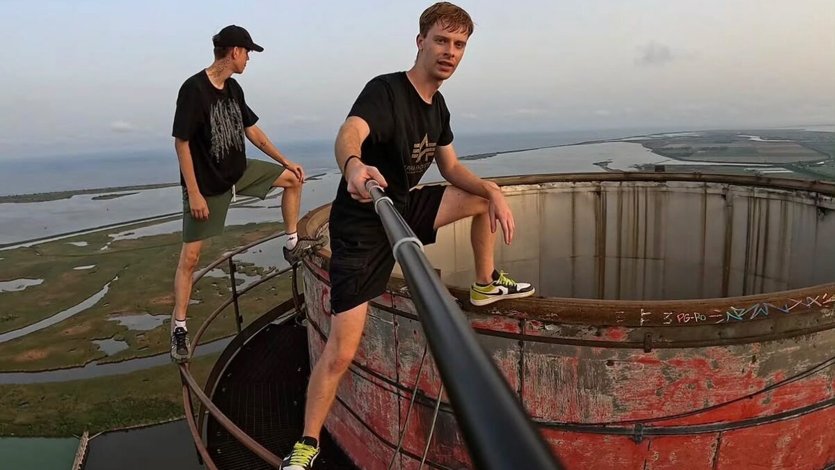 “Lì si rischia sul serio la vita: è pericoloso anche soltanto arrivare in cima”: due giovani sono saliti su una ciminiera a 250 metri di altezza