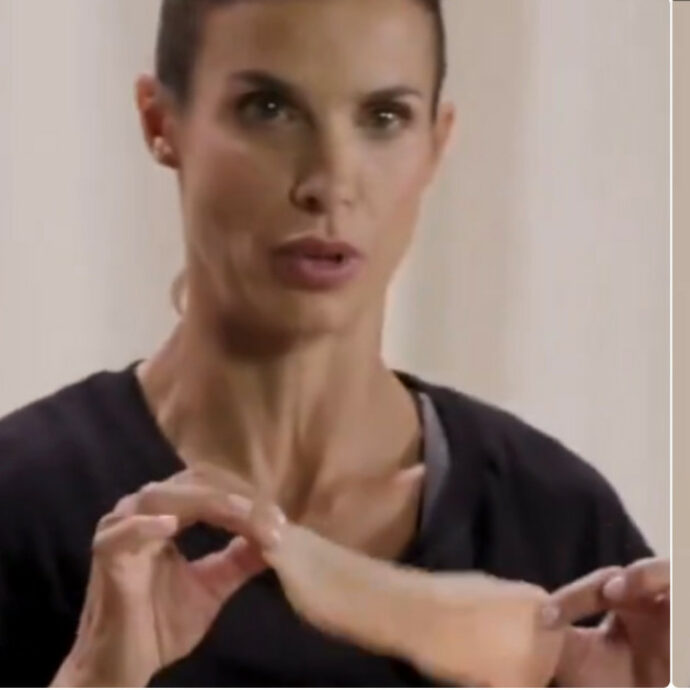 “Il pollo alla piastra è il mio cavallo di battaglia, perché rinnegare che sono diventata famosa per questo?”: Elisabetta Canalis “fa pace” con il meme della ricetta e la cucina per davvero