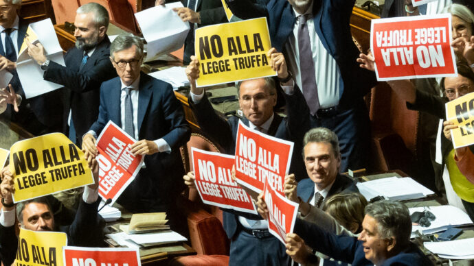 Morsi, pugni, lanci di oggetti contro il Presidente del Senato: la “legge truffa” del 1953 e il dibattito parlamentare più violento della storia d’Italia