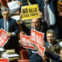 Copertina di Morsi, pugni, lanci di oggetti contro il Presidente del Senato: la “legge truffa” del 1953 e il dibattito parlamentare più violento della storia d’Italia