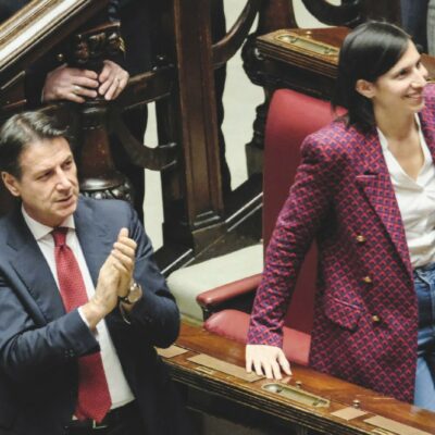 Copertina di Firme truffa e sondaggi, Schlein contro Conte