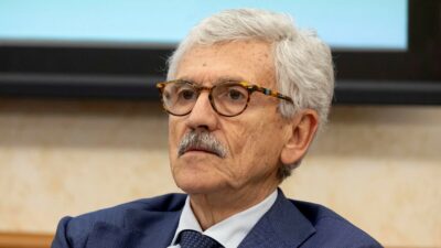 Copertina di D’Alema raduna i sindaci anti-gazebo e a sorpresa s’imbuca anche Schlein