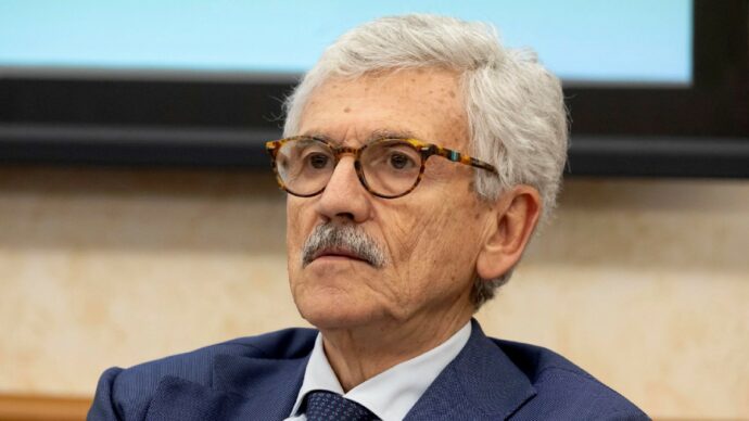 D’Alema raduna i sindaci anti-gazebo e a sorpresa s’imbuca anche Schlein