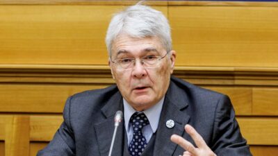 Copertina di L’ex ministro Roberto Castelli fregato dall’emendamento sulle firme: “È una vera porcata, oggi anche la Lega farebbe molta fatica a superare la soglia”
