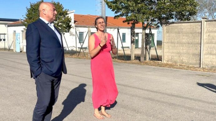 Famiglia nel bosco, salta l’incontro a casa