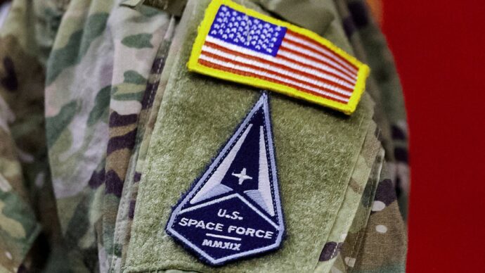 Usa: “Per la prima volta abbiamo armi nello spazio”. Scontro con la Cina: “Smettete di prepararvi alla guerra”