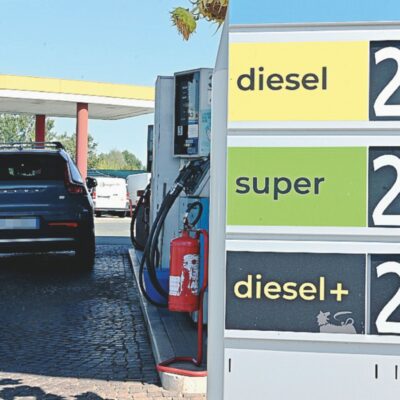 Copertina di Abolizione del bollo auto: la misura vale un anno, le coperture da trovare. Ridotto lo sconto sul diesel
