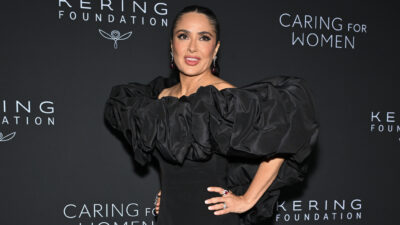 Copertina di “Tu mi aiutavi a superare tutto. Potevo chiamarti alle 2 del mattino se ero in preda al panico, c’eri sempre. Tutti ci sentivano urlare o ridere”: l’affetto di Salma Hayek per Angelina Jolie