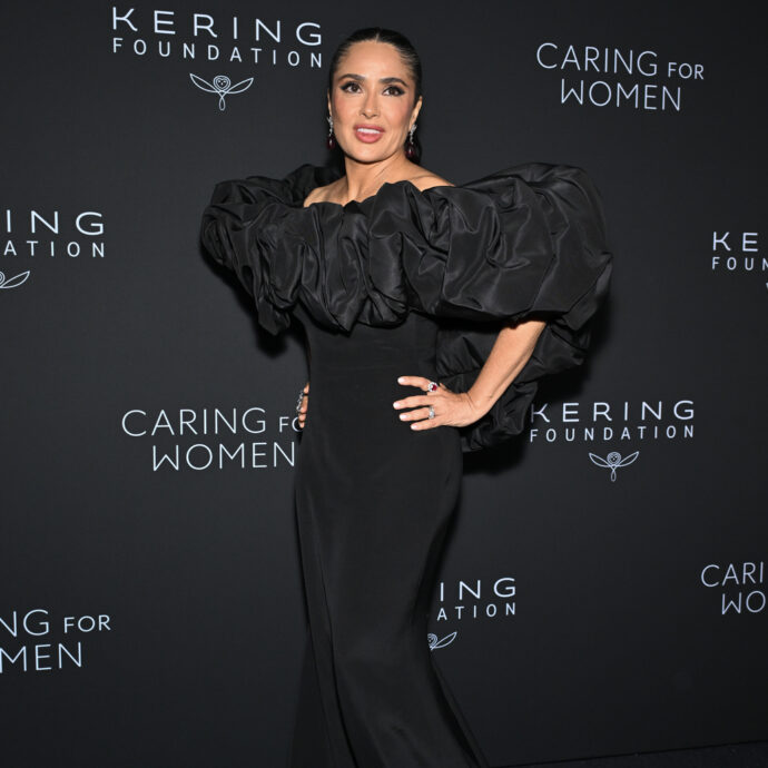 “Tu mi aiutavi a superare tutto. Potevo chiamarti alle 2 del mattino se ero in preda al panico, c’eri sempre. Tutti ci sentivano urlare o ridere”: l’affetto di Salma Hayek per Angelina Jolie