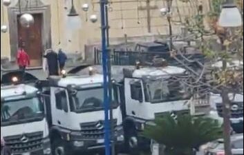 Copertina di Benedizione religiosa dei camion in costiera sorrentina, assolto l’imprenditore Salvatore Langellotto