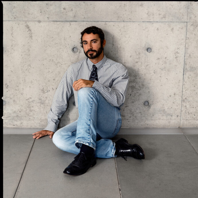 “È il primo a ricoprire questo ruolo al di fuori della famiglia Armani”: Dario Vitale nominato nuovo direttore creativo di “Emporio Armani” e degli accessori, ecco chi è