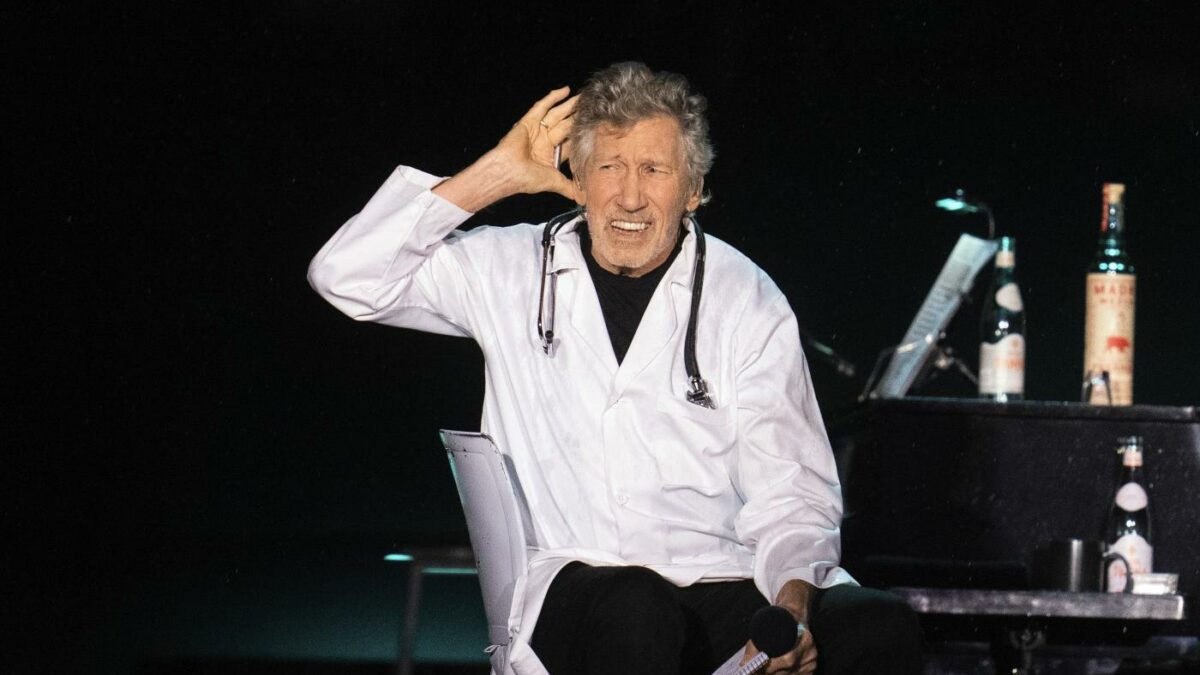 “Ci sono due tipi di persone al mondo: quelle che fanno la cosa giusta e piccoli stronzi come te che fanno la cosa sbagliata”: Roger Waters attacca Ed Sheeran
