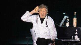 “Ci sono due tipi di persone al mondo: quelle che fanno la cosa giusta e piccoli stronzi come te che fanno la cosa sbagliata”: Roger Waters attacca Ed Sheeran