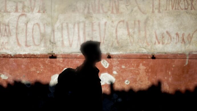 Finge di essere una guida turistica degli Scavi di Pompei e adesca un ragazzino: arrestato per violenza sessuale