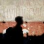 Copertina di Finge di essere una guida turistica degli Scavi di Pompei e adesca un ragazzino: arrestato per violenza sessuale