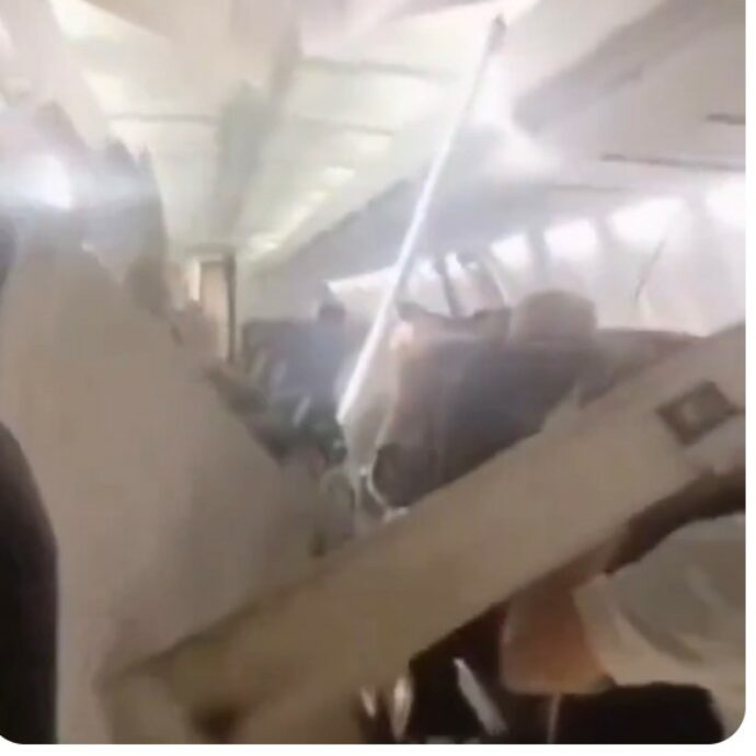 “Cadevano giù i pannelli dal soffitto della cabina”: caos su un Boeing 737 della Sepehran Airlines, necessario atterraggio di emergenza