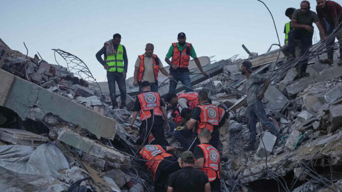 Gaza, 50 bambini intrappolati nelle macerie di un edificio crollato: 11 corpi recuperati, inclusi quelli di 5 minori