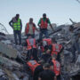 Copertina di Gaza, 50 bambini intrappolati nelle macerie di un edificio crollato: 11 corpi recuperati, inclusi quelli di 5 minori