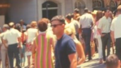 Copertina di “È un viaggiatore nel tempo”: la foto di 58 anni fa ritrovata da una ragazza americana fa nascere le più strane supposizioni