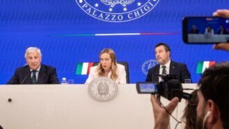 Copertina di La mancia elettorale di Meloni: “Cancelliamo il bollo auto, una delle tasse più odiate”. Azzeramento solo per il 2027 per auto piccole e medie e moto