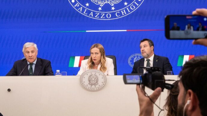 Copertina di “Via il bollo auto, una delle tasse più odiate”: la mancia di Meloni vale solo nell'anno del voto. Giorgetti: "Scelta sofferta". M5s: "Ci deridono e poi ci copiano"