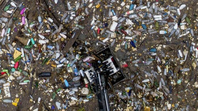 La “striscia di Gaza” dei “rifiuti plastici stoccati fuori controllo”, Corepla in amministrazione giudiziaria per “agevolazione colposa di Synextra”