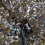 Copertina di La “striscia di Gaza” dei “rifiuti plastici stoccati fuori controllo”, Corepla in amministrazione giudiziaria per “agevolazione colposa di Synextra”