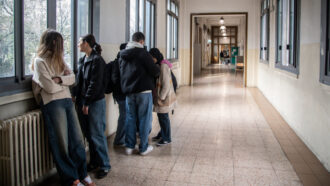 Copertina di Studente fotografa l’infiltrazione a scuola e viene punito, anche l’Ufficio scolastico regionale conferma la nota