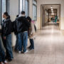 Copertina di Studente fotografa l’infilatrazione a scuola e viene punito, anche l’Ufficio scolastico regionale conferma la nota