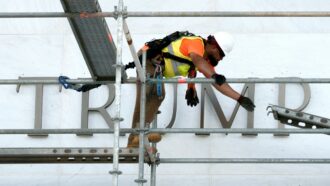 Copertina di Giudice vieta di scrivere “Trump” sul Kennedy Center. E il cda decide di chiuderlo. Il presidente Usa: “Si riapre solo col mio nome sulla facciata”