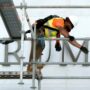 Copertina di Giudice vieta di scrivere “Trump” sul Kennedy Center. E il cda decide di chiuderlo. Il presidente Usa: “Si riapre solo col mio nome sulla facciata”